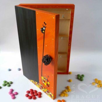 Skříňka na klíče s tabulí – oranžová – žirafa 2